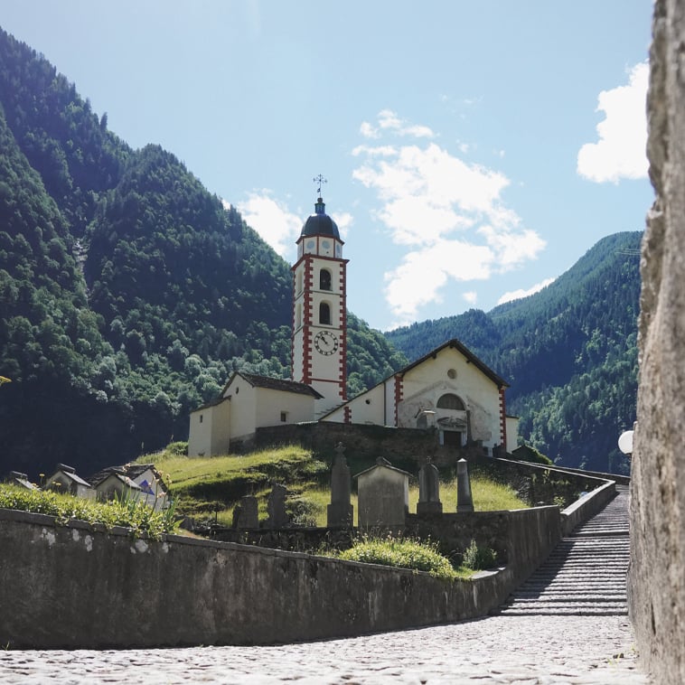 pista ciclabile che porta alla chiesa di san martino nei grigioni svizzeri
