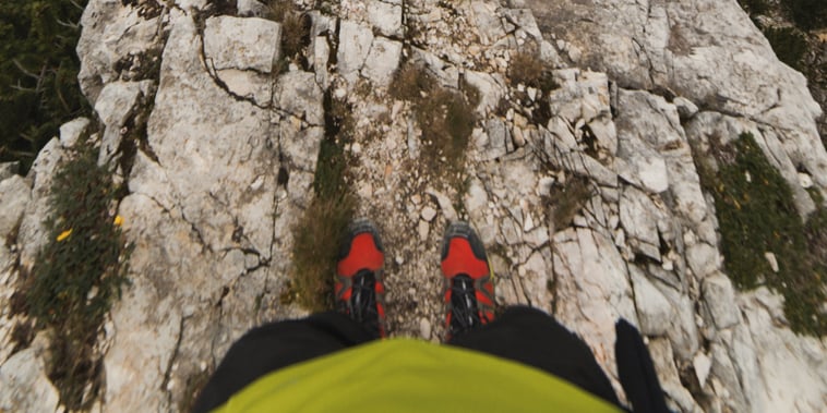 un escursionista vestito con attrezzatura tecnica con scarpe rosse in una delle possibili esperienze con guida a san bernardino