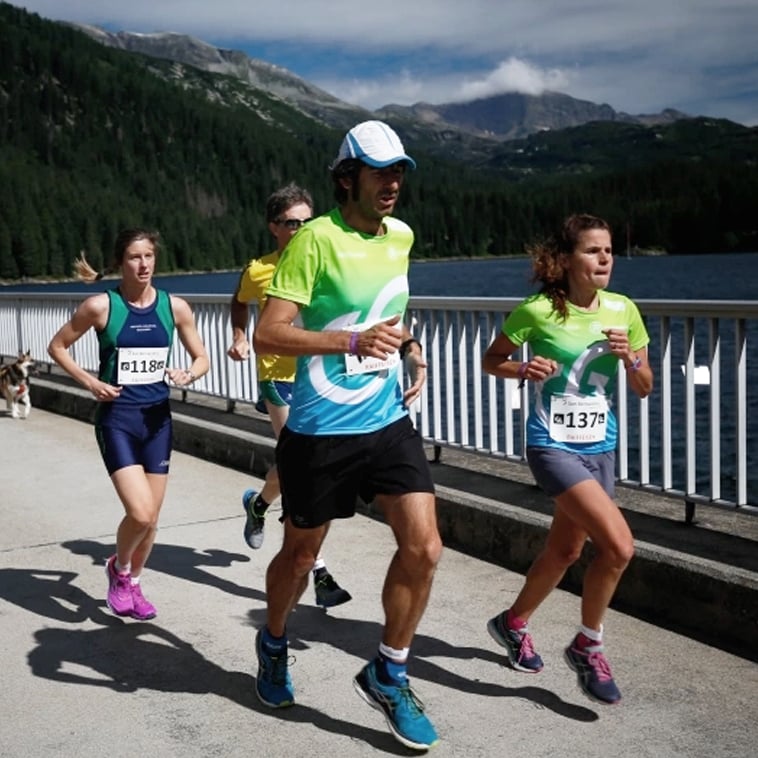 partecipanti alla gara di trail running sanbe run che corrono sulla diga del lago d'isola